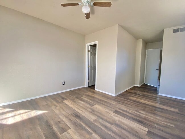 Building Photo - Newly remodeled 3/2 home now available