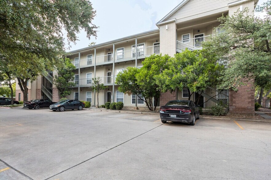 Building Photo - 1005 W 23rd St