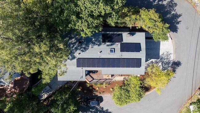 Building Photo - 5 Oak Springs Dr