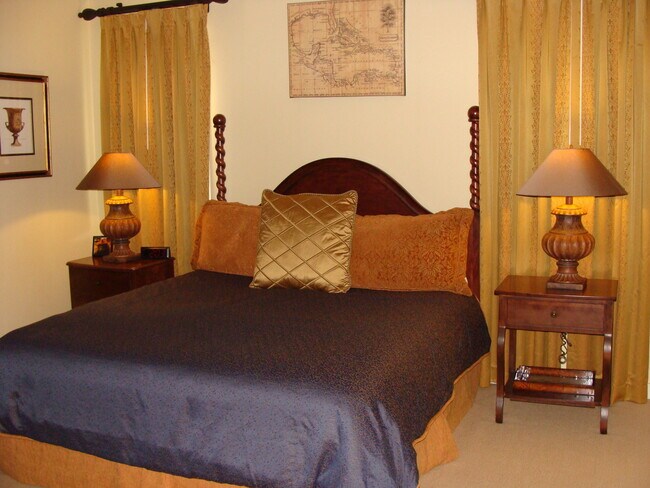 Building Photo - 3 bedroom 2 bath furnished condo