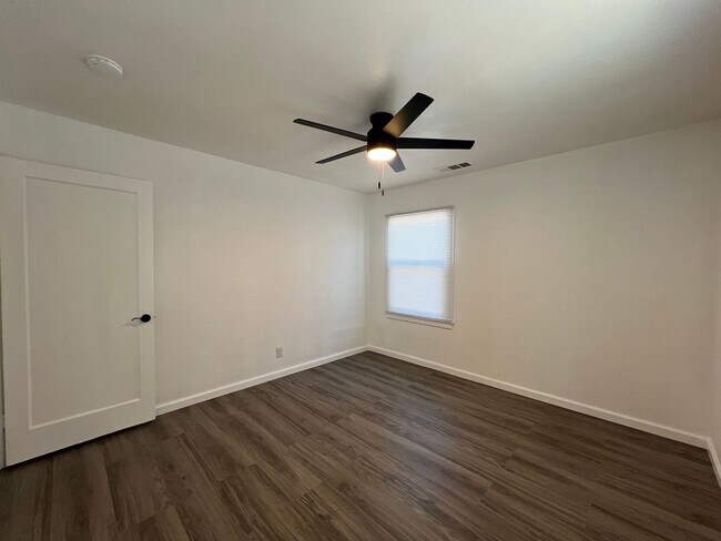 Building Photo - Fully remodeled 2 bedrooms and 1 bathroom, single-story home in Visalia, CA!