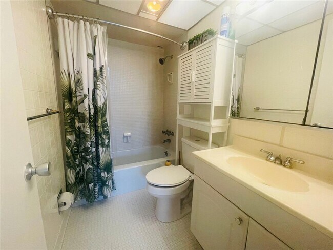 Building Photo - 2500 NE 48th Ln