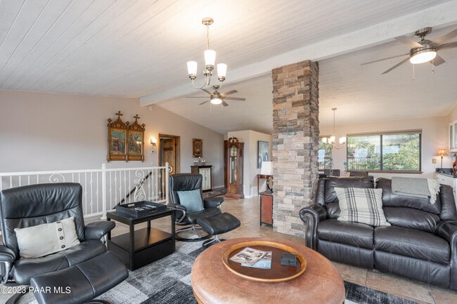 Building Photo - 647 Fiesta Ln