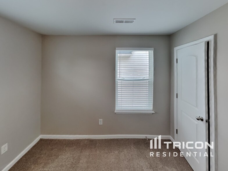 Building Photo - 661 Thistle Dr