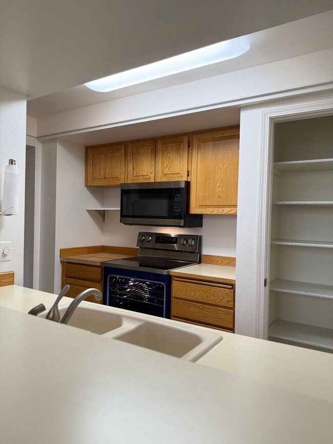 Building Photo - Desirable Park Place Condo -2 bedroom 1.5 ...