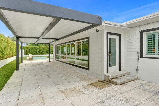 Building Photo - 915 N Swinton Ave