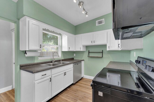 Building Photo - Michigan Ave Duplex
