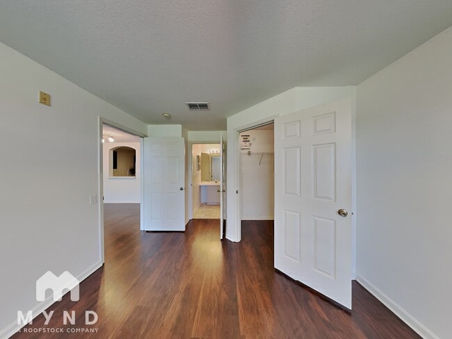 Building Photo - 3960 Southpointe Dr