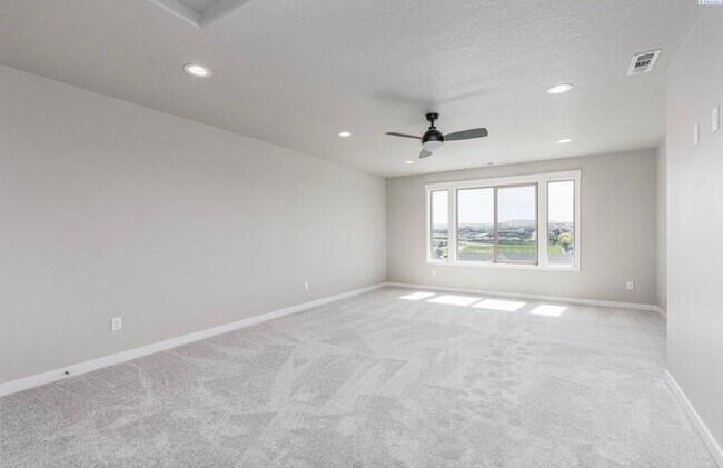 Building Photo - Luxury 4 Bedroom Home in Southridge w/4 ca...