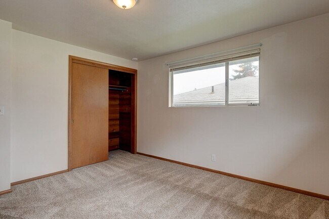 Building Photo - 3 Bedroom Single Story House w/Large Fence...