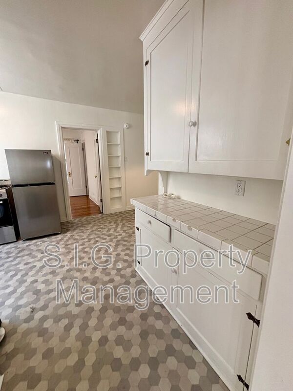 Building Photo - 2813 Rowena Ave