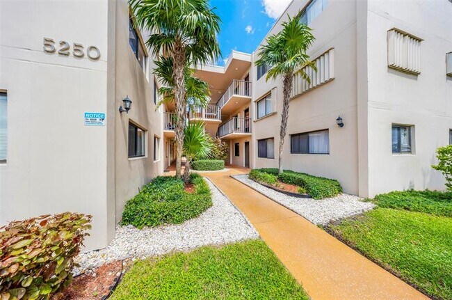 Building Photo - 5250 Las Verdes Cir