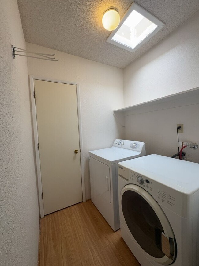 Building Photo - Very Nice 3 bedroom 2 bath with 2 car garage.