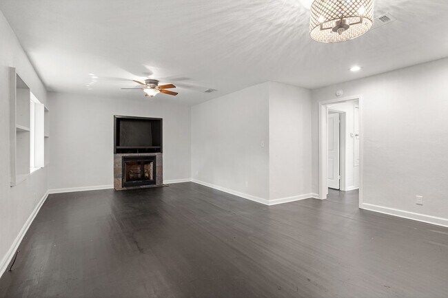 Building Photo - 207 Tonawanda Dr