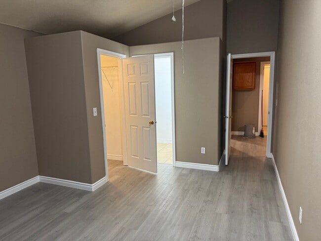 Building Photo - 2 Bedroom FAST MOVE IN!