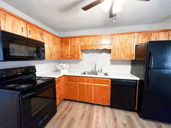 Building Photo - 470 Martha Ln