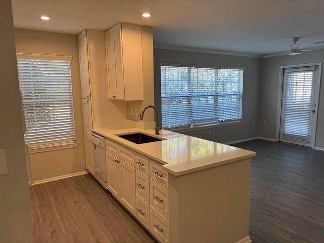 Building Photo - Nicely Updated 1st Floor One Bedroom Condo...