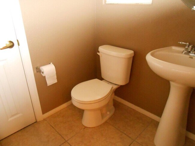 Building Photo - Spacious 2 Bedroom Home near Cactus and Ma...