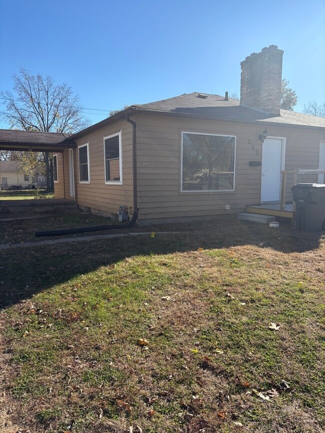 Building Photo - 2 Bedroom 1 Bathroom Updated Duplex