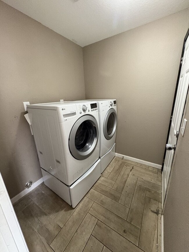 Building Photo - Great eastside location four bedrooms