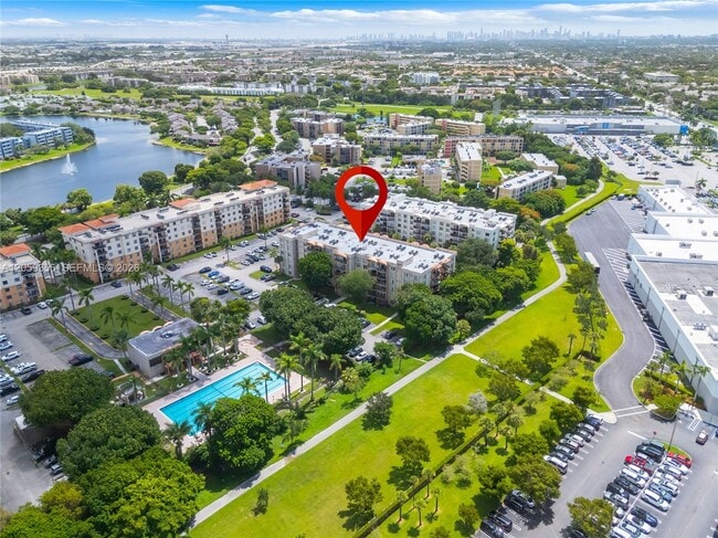 Building Photo - 9320 Fontainebleau Blvd