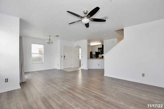 Building Photo - Spacious 3/2.5 Townhome with a 2 Car Garag...