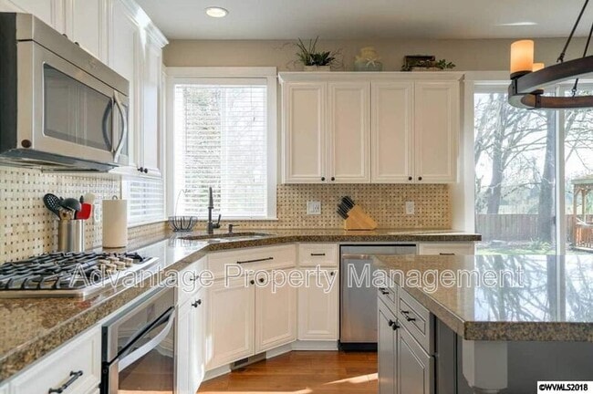 Building Photo - 3525 SE Shoreline Dr