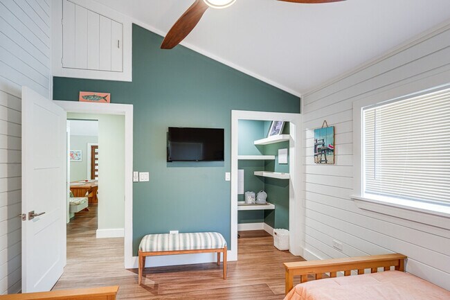 Building Photo - 129 Arctic Ave