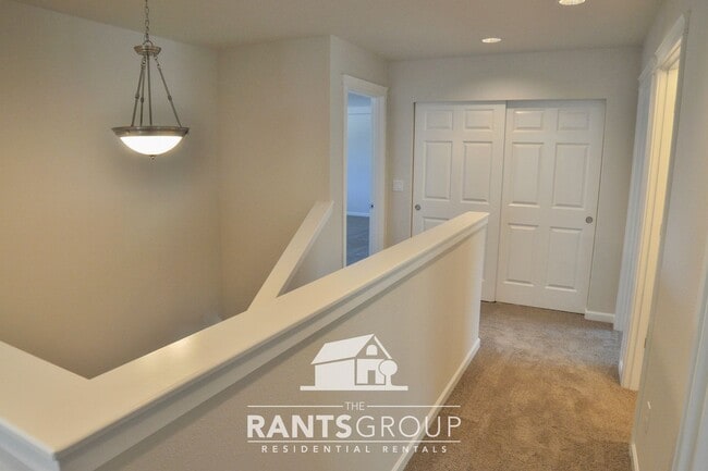 Building Photo - Beautiful  3 bedroom, 2.5 bath, 2-story home in Steilacoom Ridge