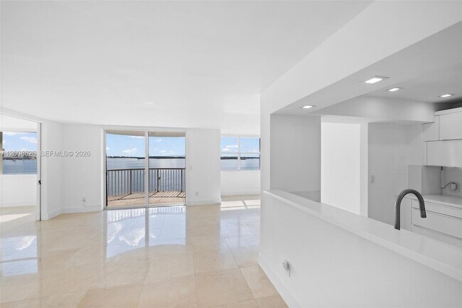 Building Photo - 1420 Brickell Bay Dr