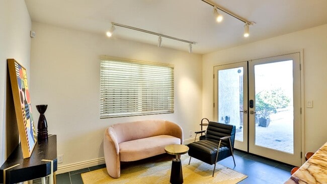 Building Photo - Downtown HB Furnished One-Month to Mid-Term Rental