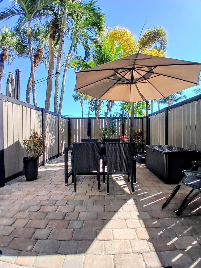 Building Photo - 1830 Embassy Dr