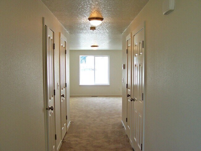 Building Photo - Beautiful 3 Bed/2.5 Bath Home in VAN MALL ...