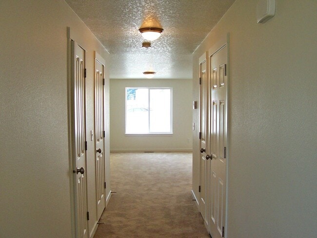 Building Photo - Spacious 3 Bed/2.5 Bath Home in VAN MALL Area!