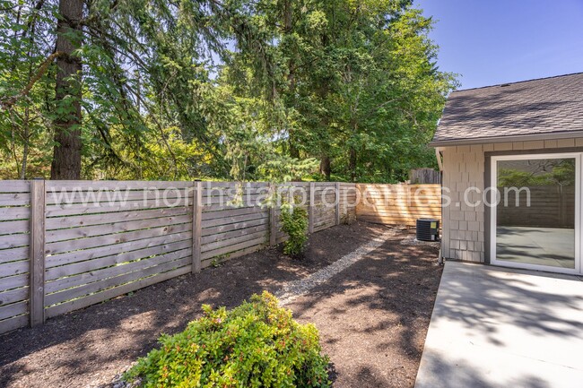 Building Photo - Beautifully fully remodeled Lake Oswego Du...