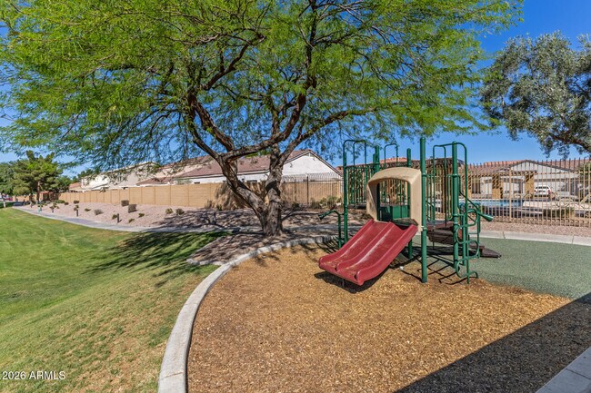 Building Photo - 7042 W Mercer Ln