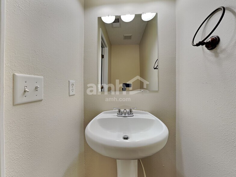 Building Photo - 7 Copperleaf Ct