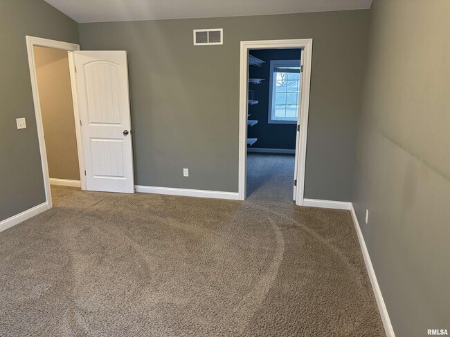 Building Photo - 2116 W Geneva Rd