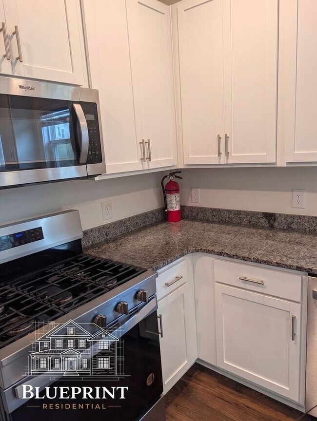 Building Photo - 2024 build, great neighborhood, stainless appliances, granite countertops!