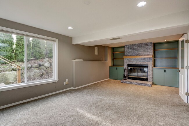 Building Photo - 3 Bed 2.5 Bath Home with a View!