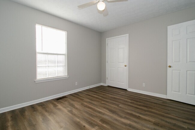 Building Photo - 631 Artic Ave