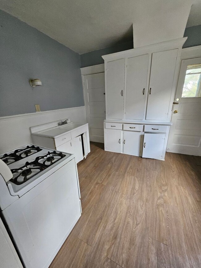 Building Photo - Upper 2 bedroom unit