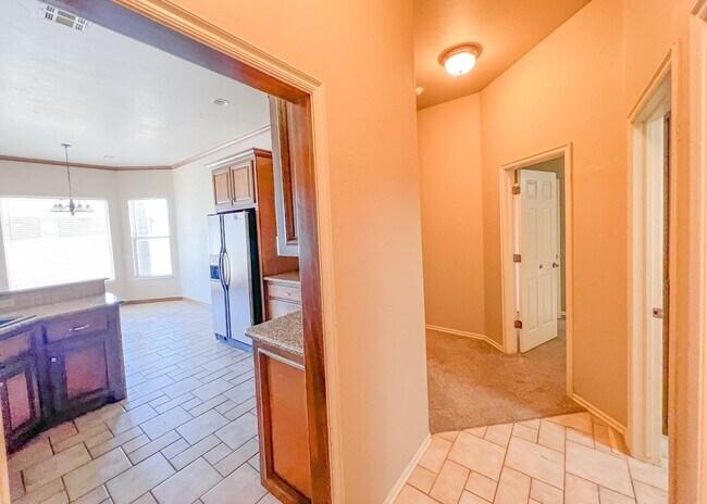 Building Photo - $1000 OFF FIRST MONTHS RENT | Wonderful layout in Fenwick Garden Village!