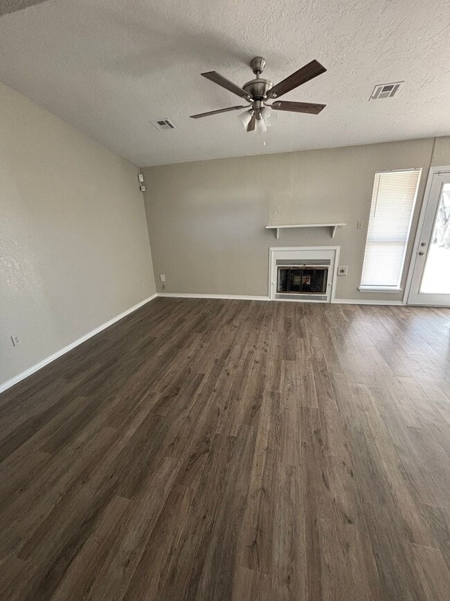 Building Photo - Beautifully remodeled with new paint, floo...