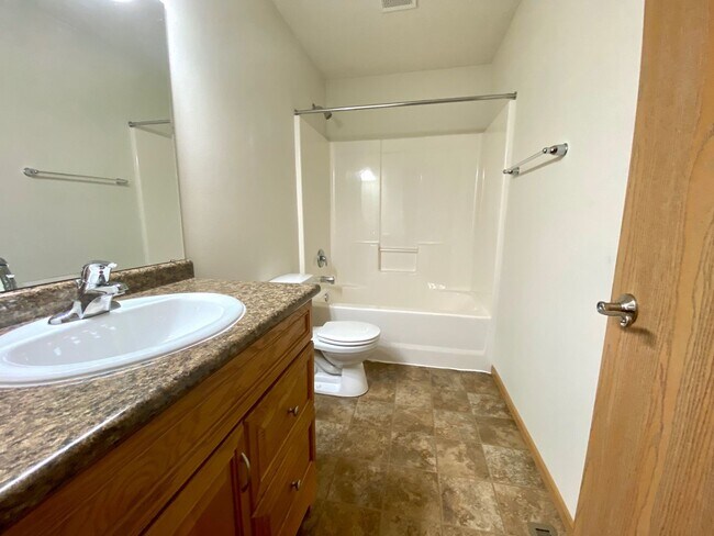 Building Photo - Spacious 4 Bedroom Townhome in Great Neigh...