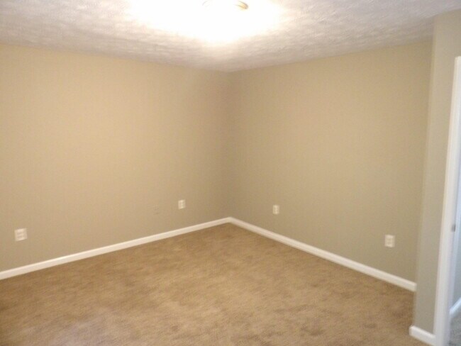 Building Photo - 244 Meadowview Dr