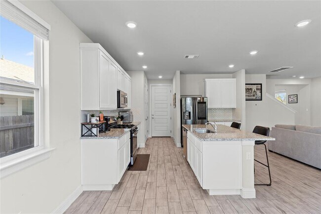 Building Photo - 113 Stone Crk Dr