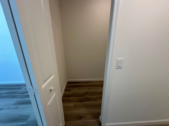 Building Photo - Spacious 2-Bedroom + Den Apartment in Prim...