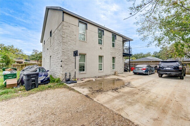 Building Photo - 4323 Continental Dr