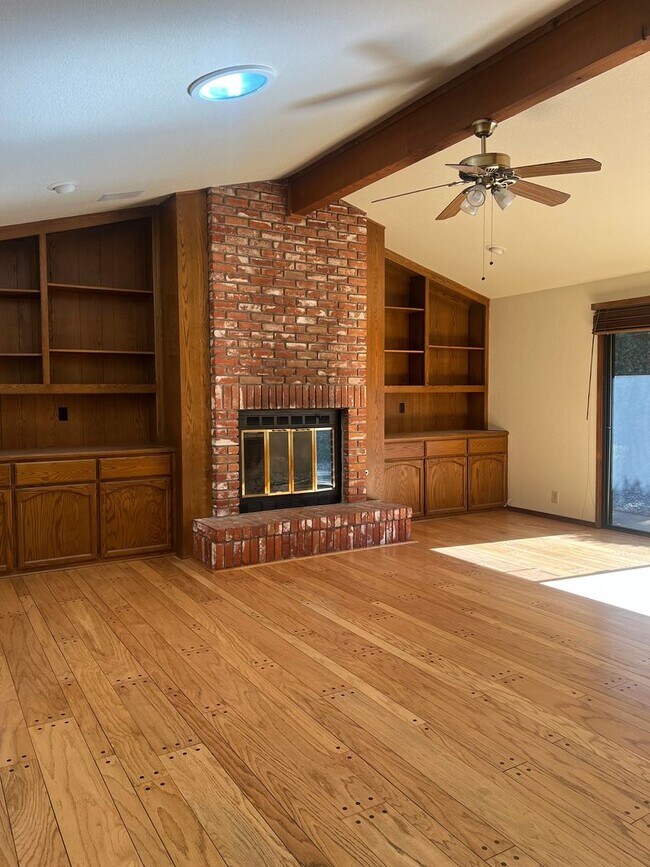 Building Photo - 3 BEDROOM/2 BATH EAST ROSEVILLE BEAUTY W/P...